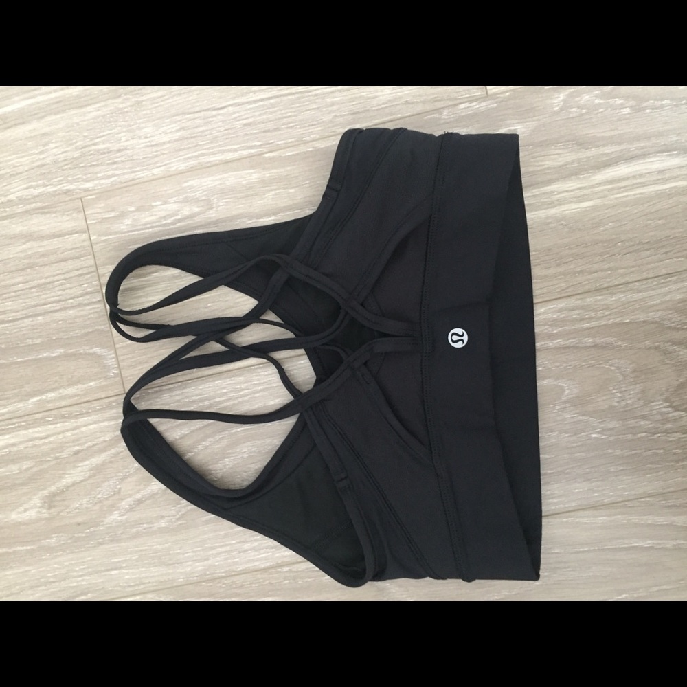 Black Lululemon sports bra